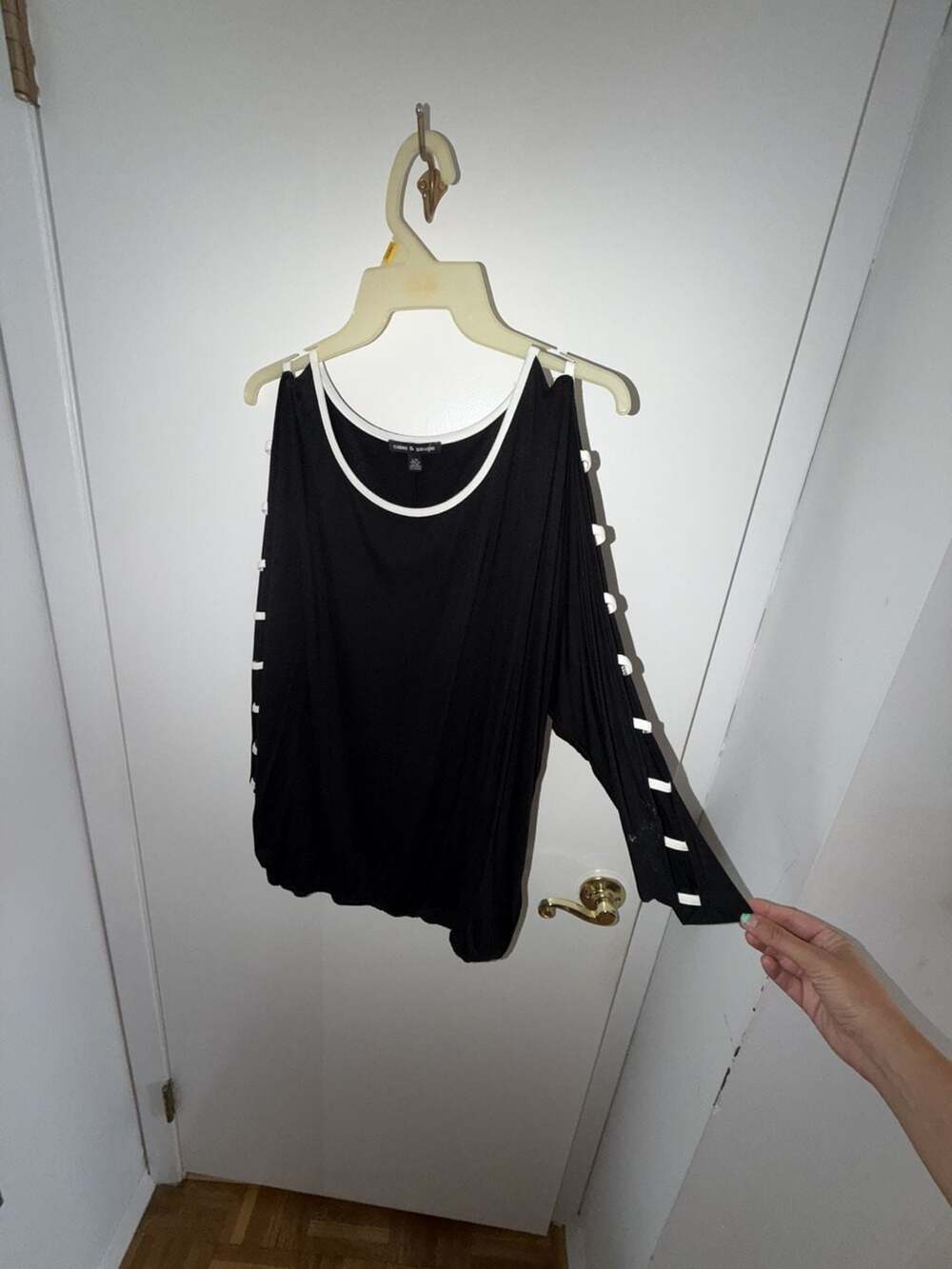 Cable & Gauge Black Cold Shoulder Top with White Trim Size L